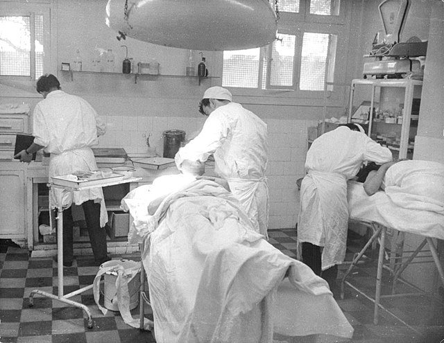 640px-Doctor-treating-patients-inside-an-operating-room-391768273336 640px-Doctor-treating-patients-inside-an-operating-room-391768273336