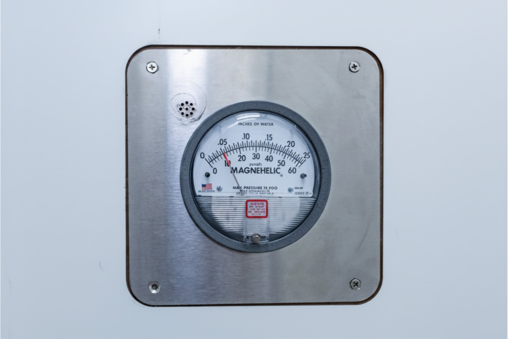 Magnehelic differential pressure gauge for cleanroom monitoring system measuring pressure cascade between zones