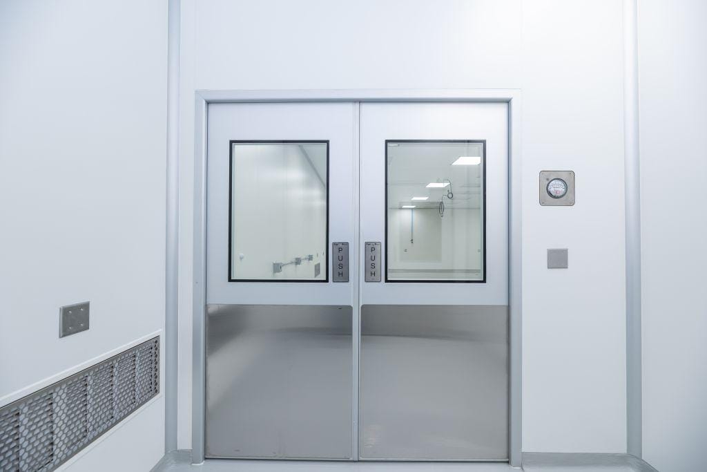 Cleanroom airlock doors with a differential pressure gauge, key design factors for pressure stability