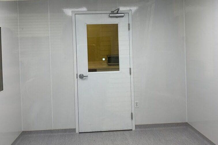 Cleanroom airlock doors with a differential pressure gauge, key design factors for pressure stability