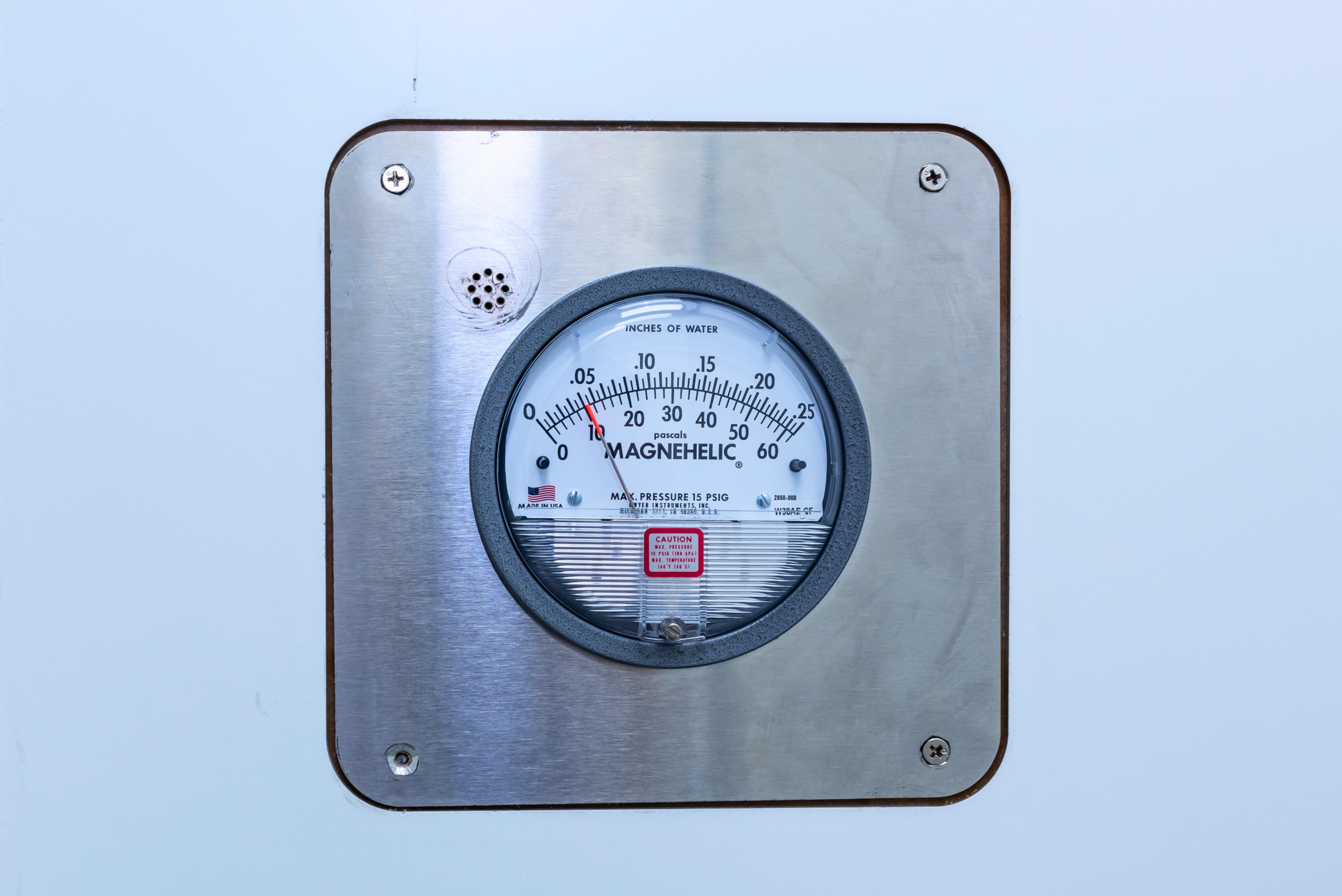 Magnehelic differential pressure gauge monitoring room pressure differential