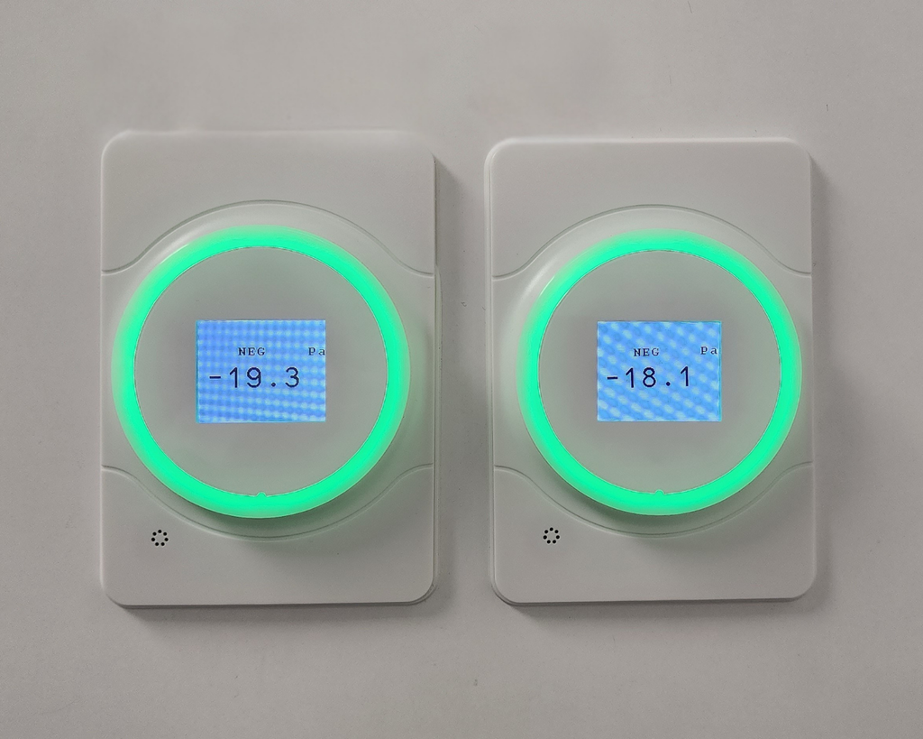 Cleanroom airlock differential pressure cascade setup showing positive pressure steps across modular rooms.